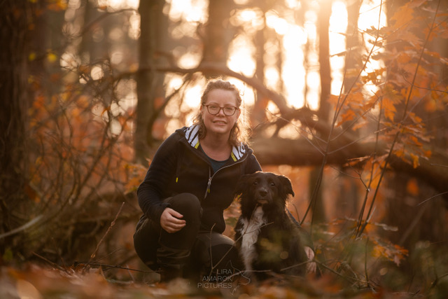 Dr. Ann-Kathrin Fritsche mit ihrer Hündin Wilma im herbstlichen Wald