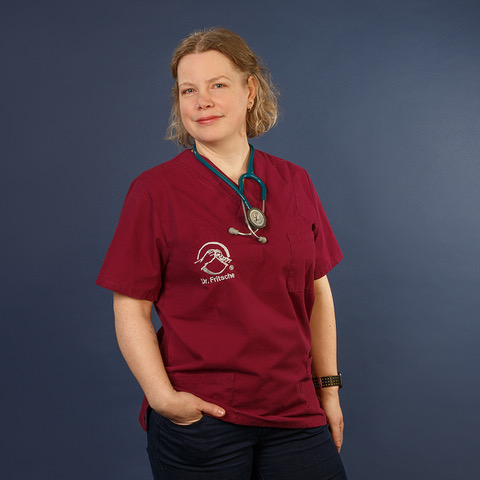 Porträt von Dr. med. vet. Ann-Kathrin Fritsche in tierärztlicher Berufskleidung